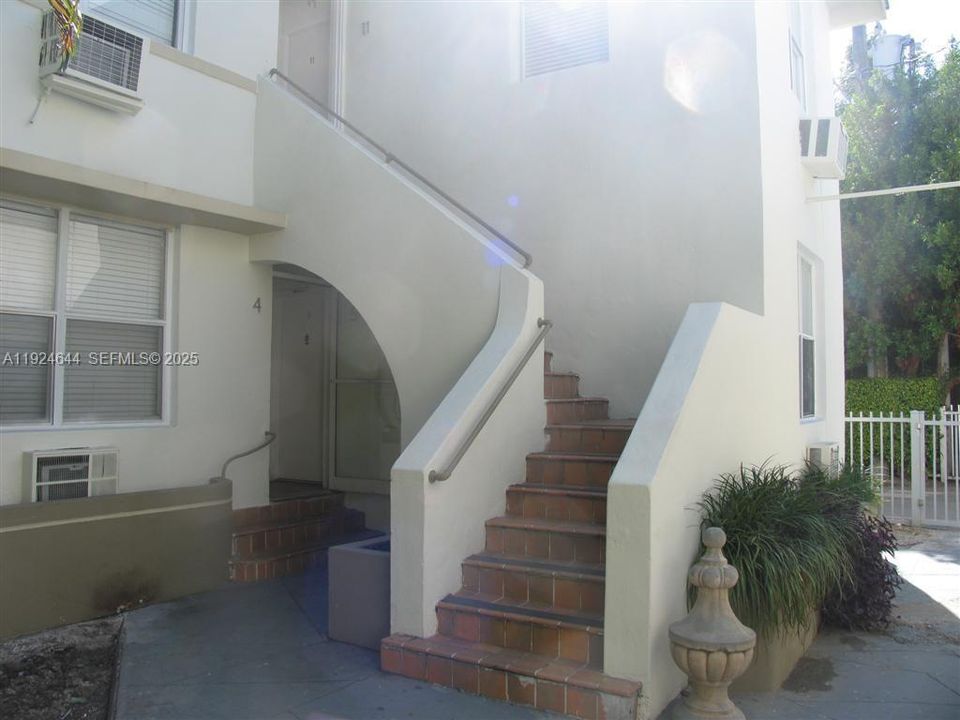 出租: $2,000 (1 贝兹, 1 浴室, 700 平方英尺)