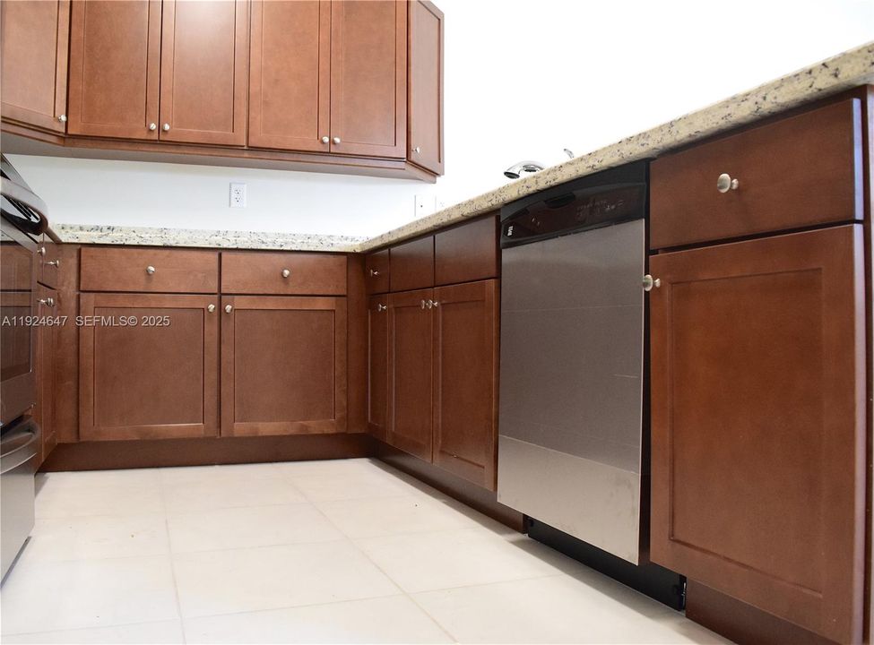 For Rent: $2,750 (3 beds, 2 baths, 1760 Square Feet)