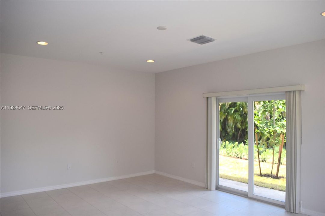 For Rent: $2,750 (3 beds, 2 baths, 1760 Square Feet)