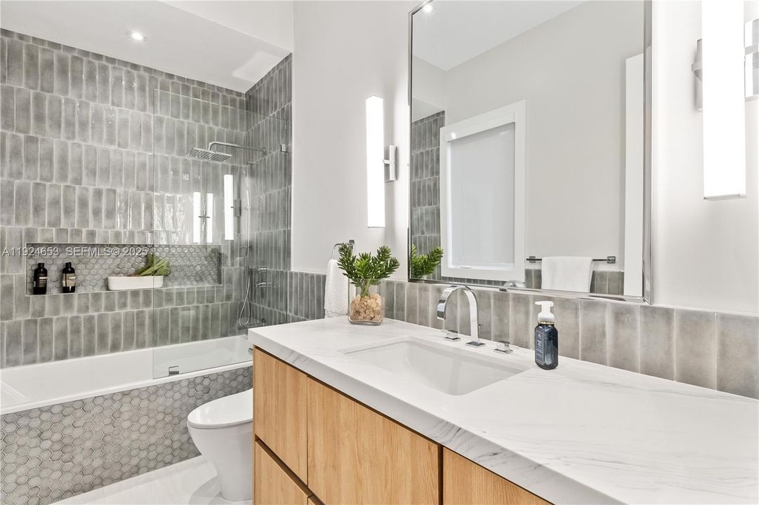 For Sale: $9,495,000 (7 beds, 6 baths, 8551 Square Feet)