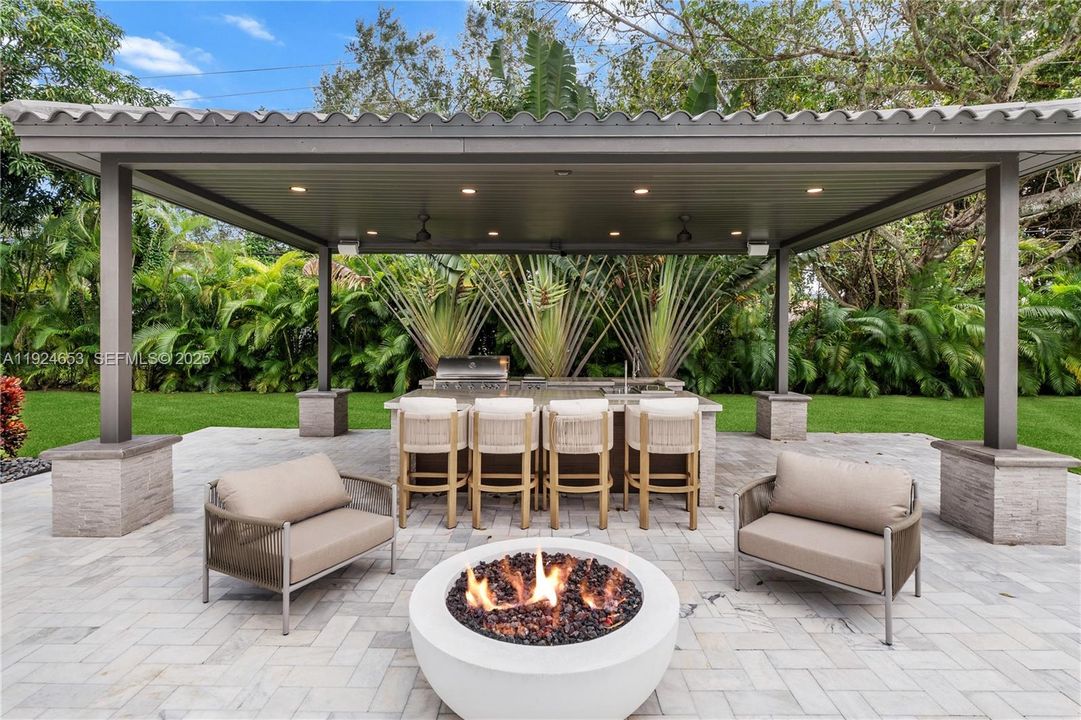 For Sale: $9,495,000 (7 beds, 6 baths, 8551 Square Feet)