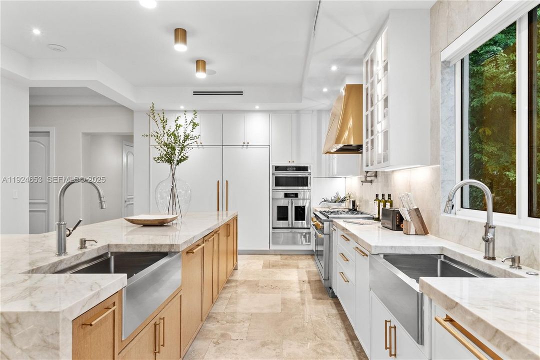 For Sale: $9,495,000 (7 beds, 6 baths, 8551 Square Feet)