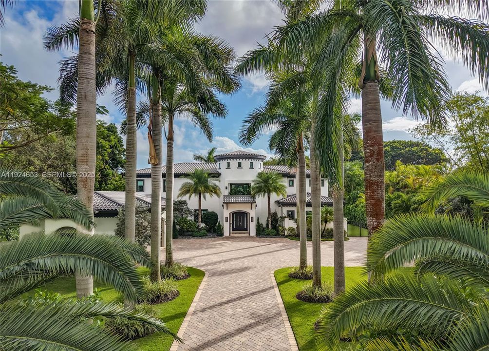 For Sale: $9,495,000 (7 beds, 6 baths, 8551 Square Feet)