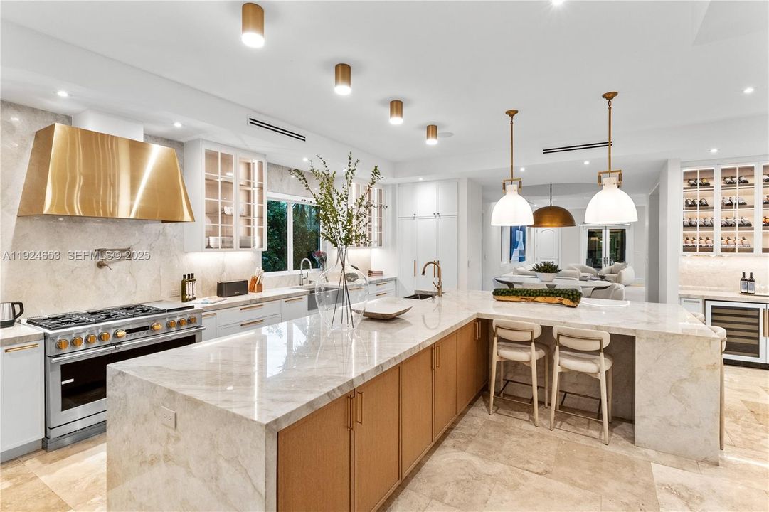 For Sale: $9,495,000 (7 beds, 6 baths, 8551 Square Feet)