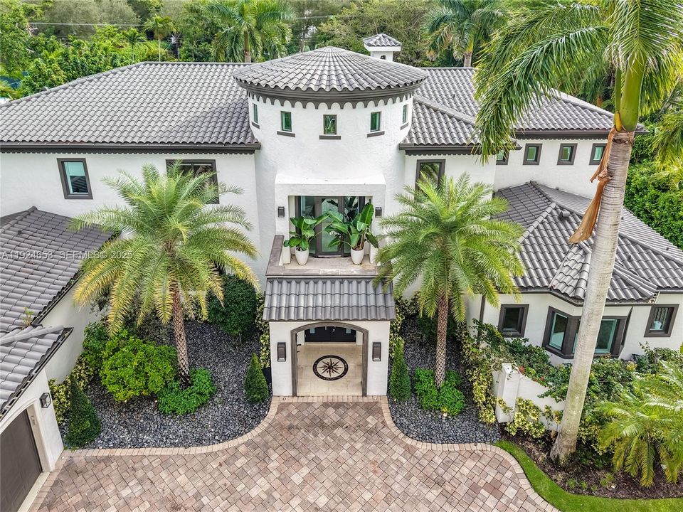 For Sale: $9,495,000 (7 beds, 6 baths, 8551 Square Feet)