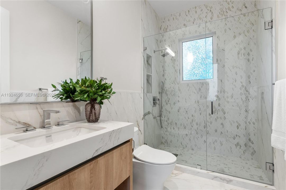 For Sale: $9,495,000 (7 beds, 6 baths, 8551 Square Feet)