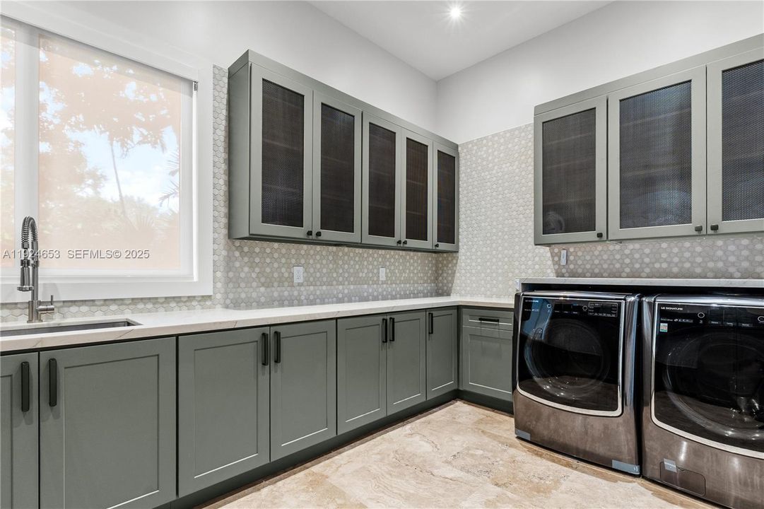 For Sale: $9,495,000 (7 beds, 6 baths, 8551 Square Feet)