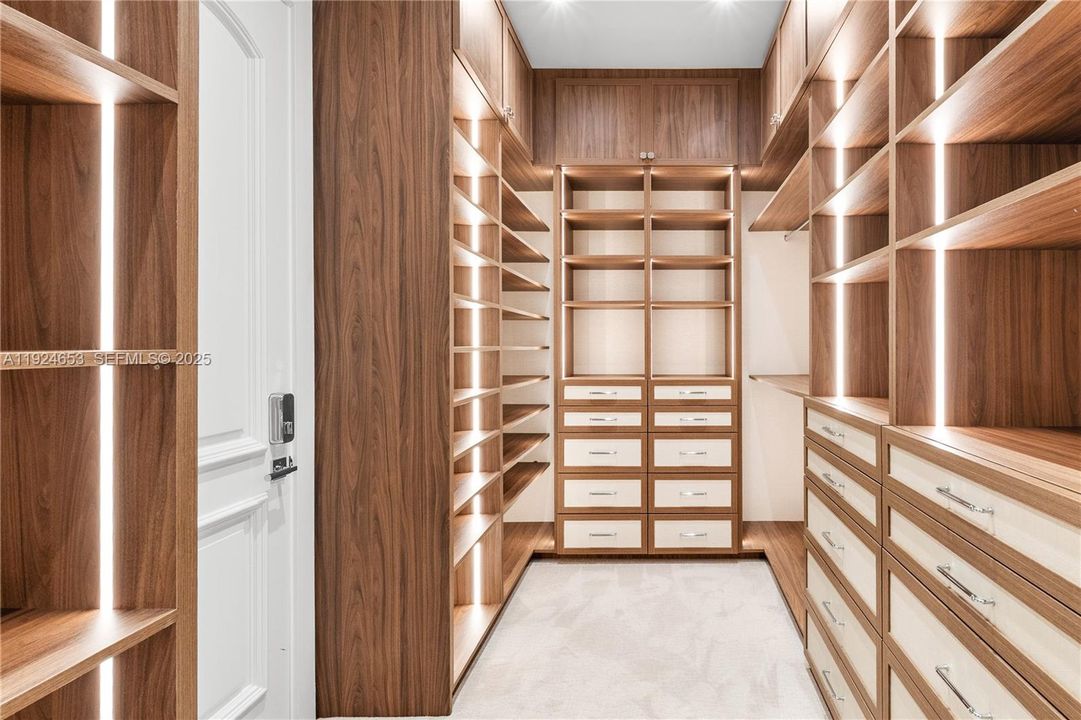 For Sale: $9,495,000 (7 beds, 6 baths, 8551 Square Feet)