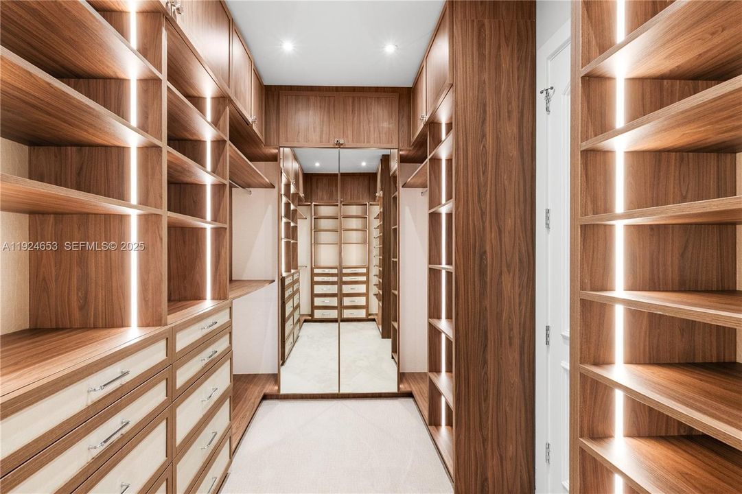 For Sale: $9,495,000 (7 beds, 6 baths, 8551 Square Feet)