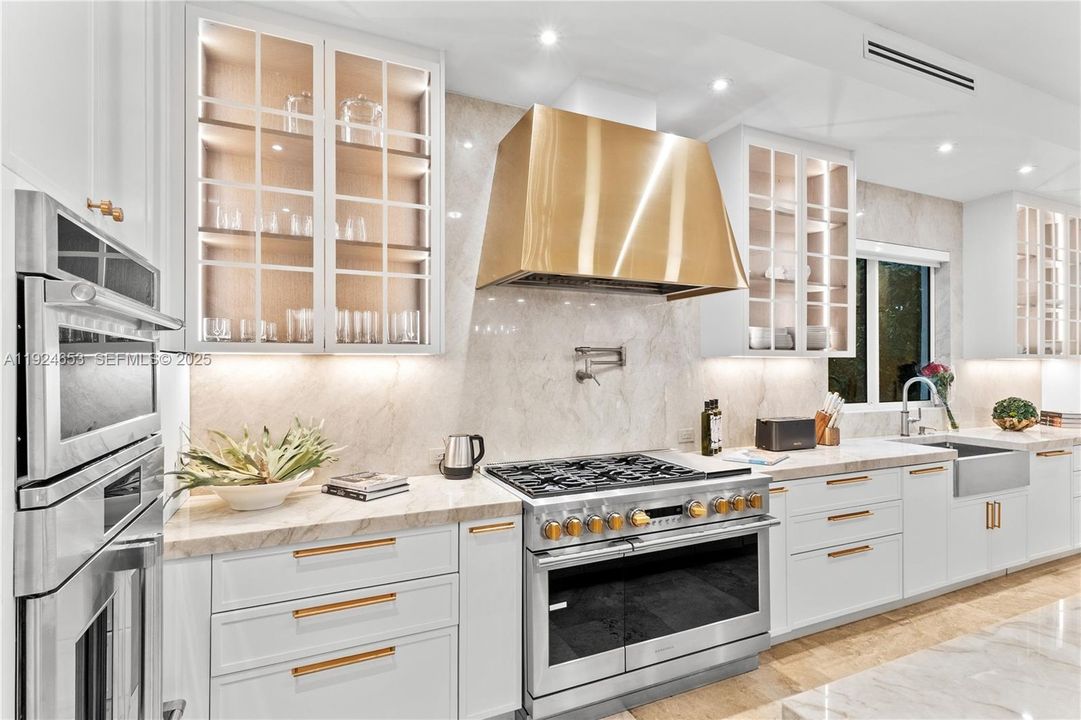 For Sale: $9,495,000 (7 beds, 6 baths, 8551 Square Feet)