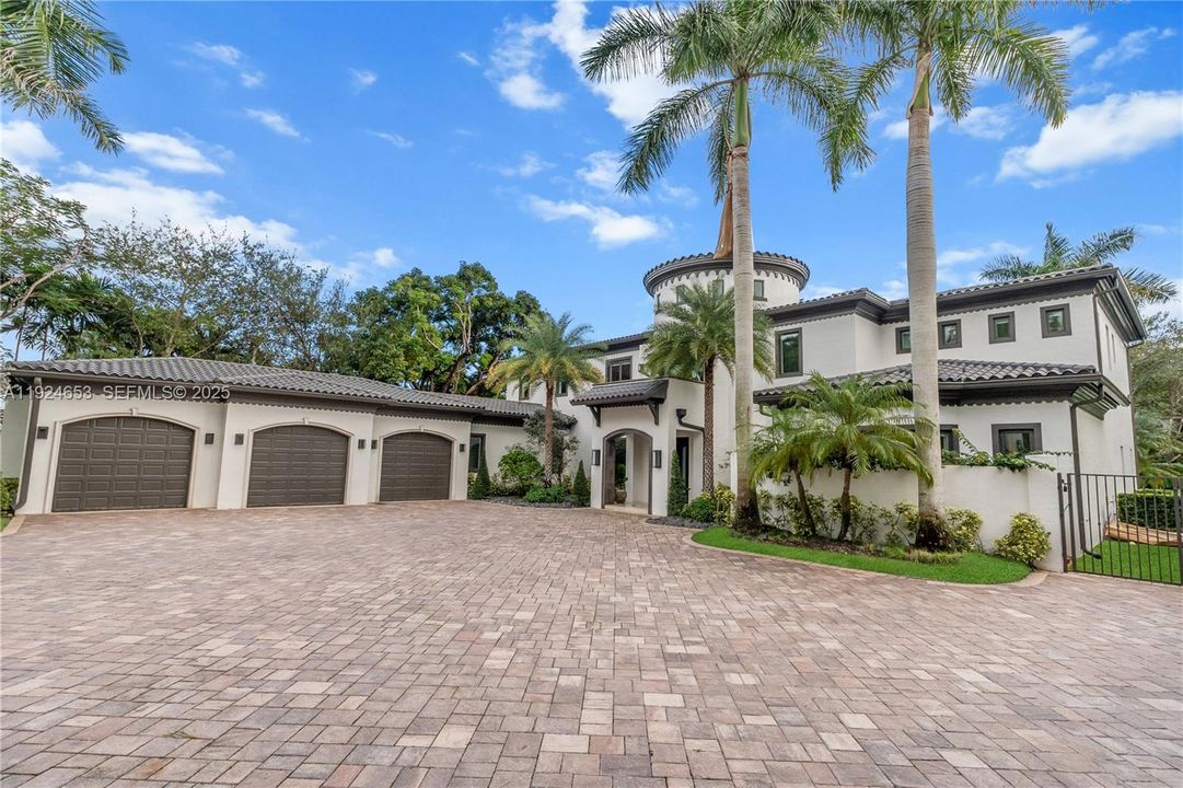 For Sale: $9,495,000 (7 beds, 6 baths, 8551 Square Feet)