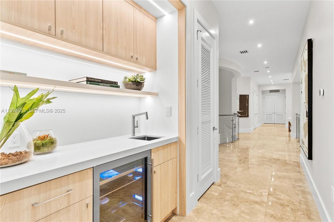 For Sale: $9,495,000 (7 beds, 6 baths, 8551 Square Feet)