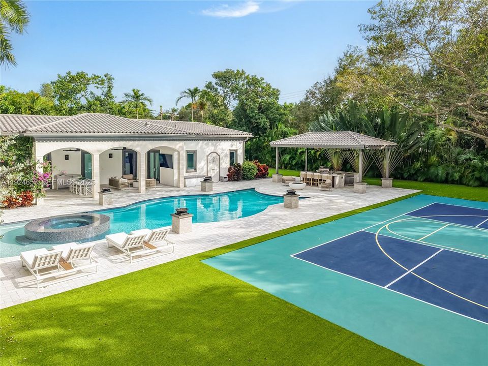 For Sale: $9,495,000 (7 beds, 6 baths, 8551 Square Feet)