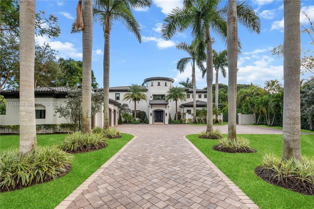 For Sale: $9,495,000 (7 beds, 6 baths, 8551 Square Feet)