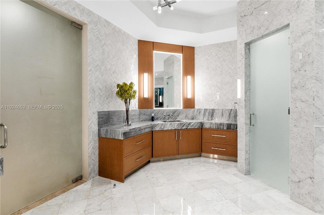 For Sale: $9,495,000 (7 beds, 6 baths, 8551 Square Feet)