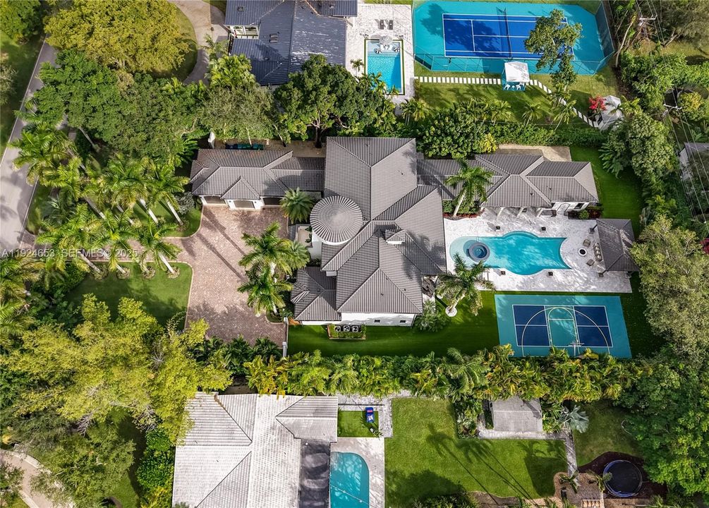 For Sale: $9,495,000 (7 beds, 6 baths, 8551 Square Feet)