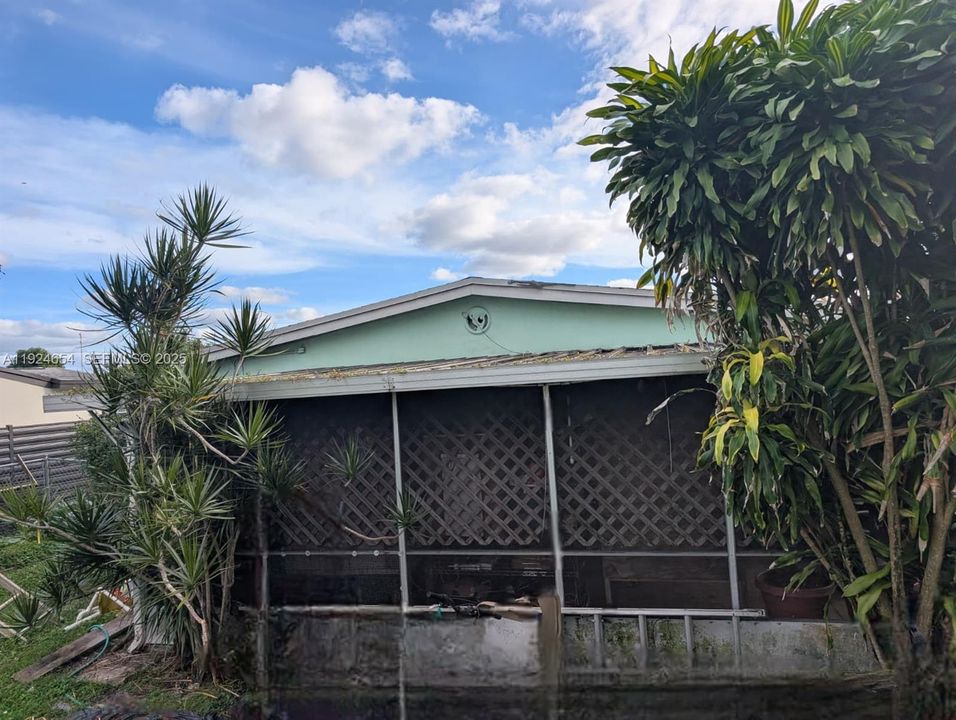 На продажу: $350,000 (2 спален, 1 ванн, 879 Квадратных фут)