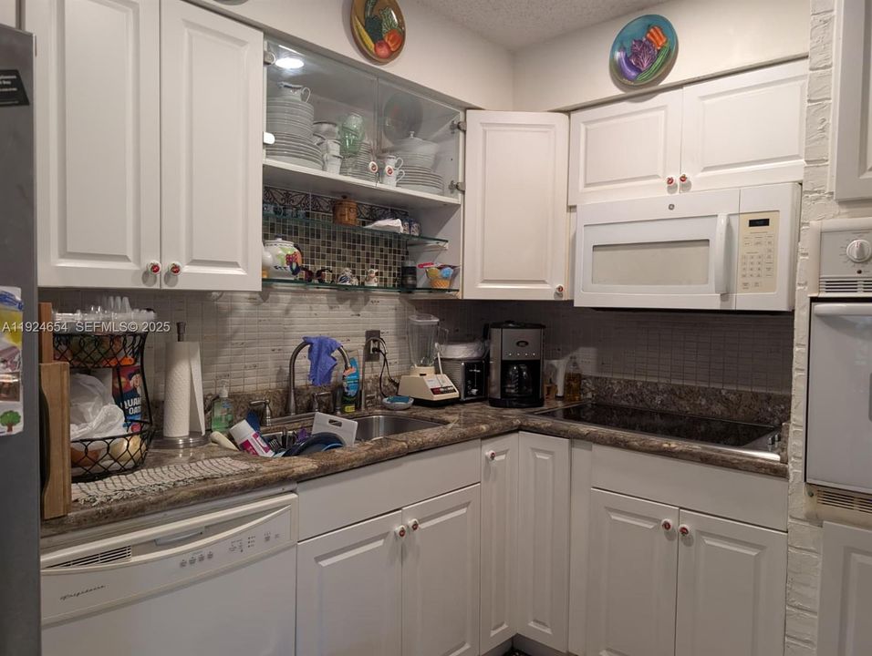 На продажу: $350,000 (2 спален, 1 ванн, 879 Квадратных фут)