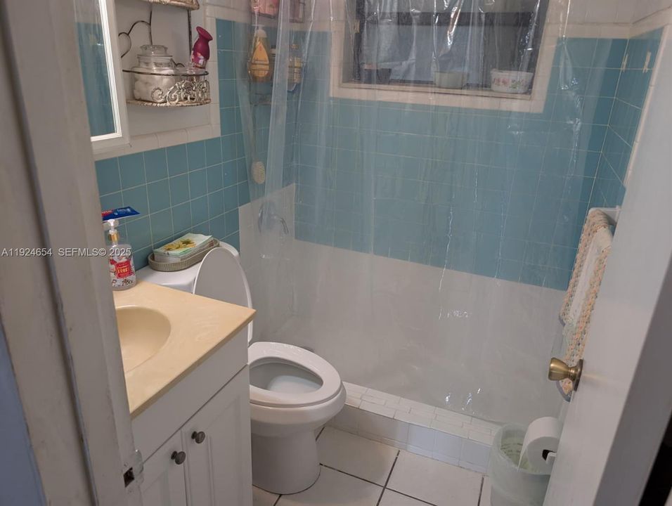 На продажу: $350,000 (2 спален, 1 ванн, 879 Квадратных фут)