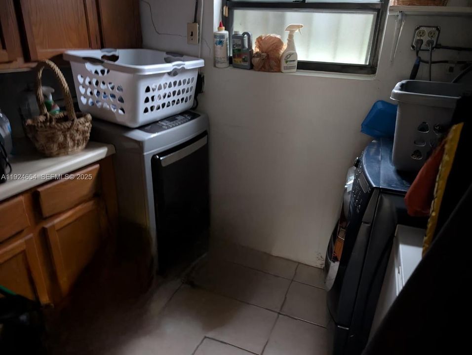 На продажу: $350,000 (2 спален, 1 ванн, 879 Квадратных фут)