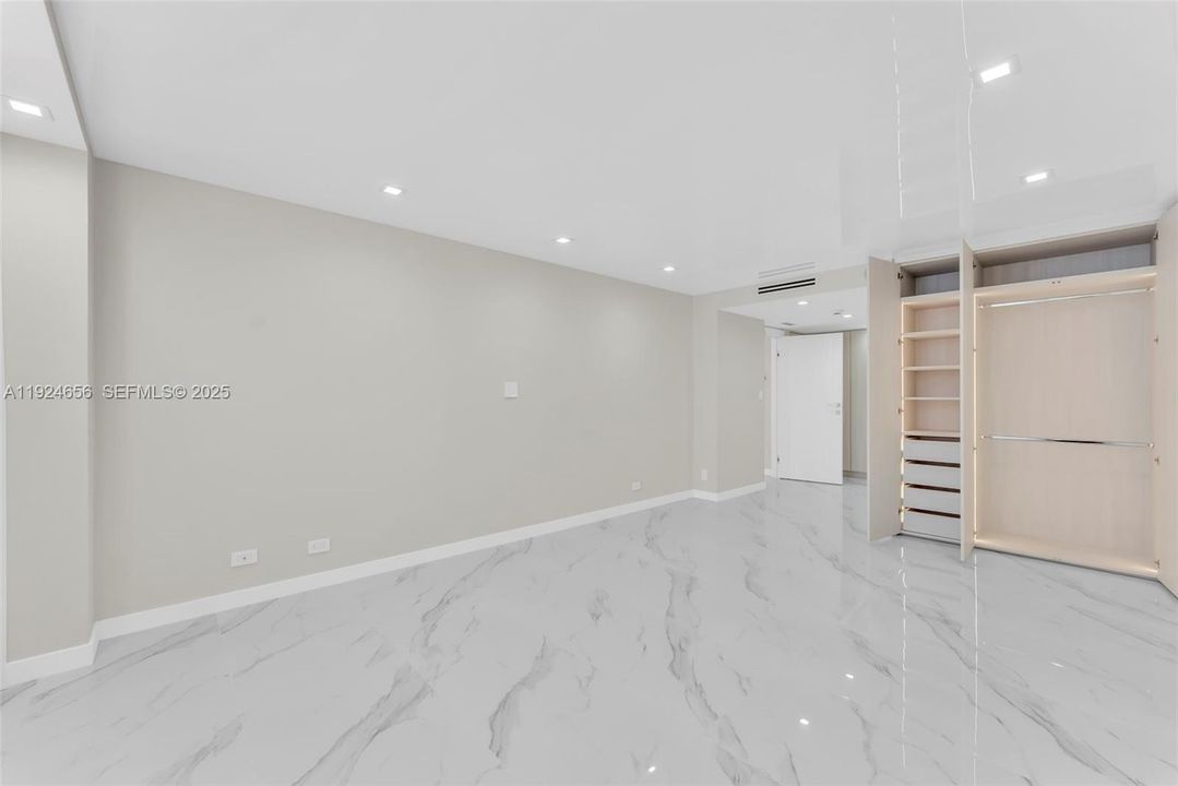 For Sale: $499,000 (2 beds, 2 baths, 943 Square Feet)