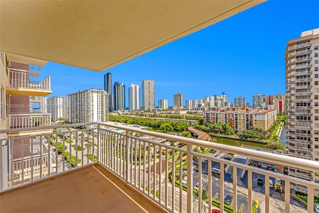 For Sale: $499,000 (2 beds, 2 baths, 943 Square Feet)