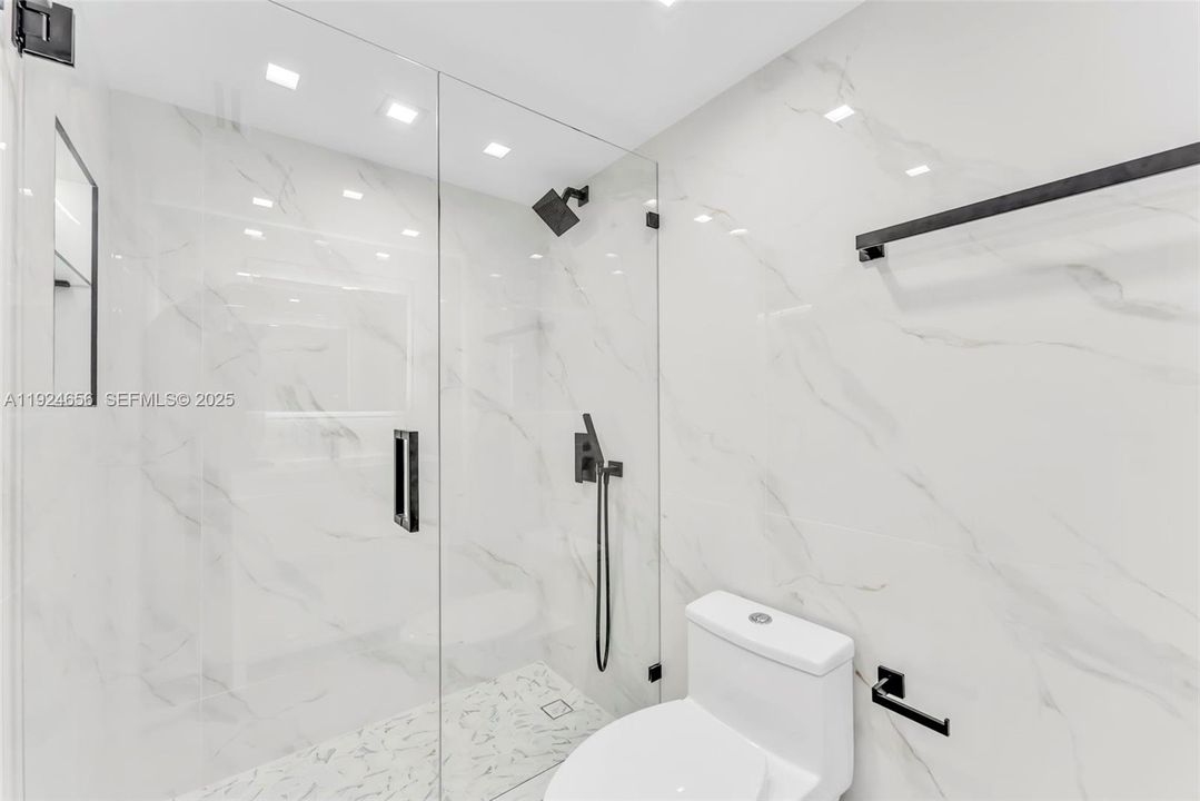 For Sale: $499,000 (2 beds, 2 baths, 943 Square Feet)