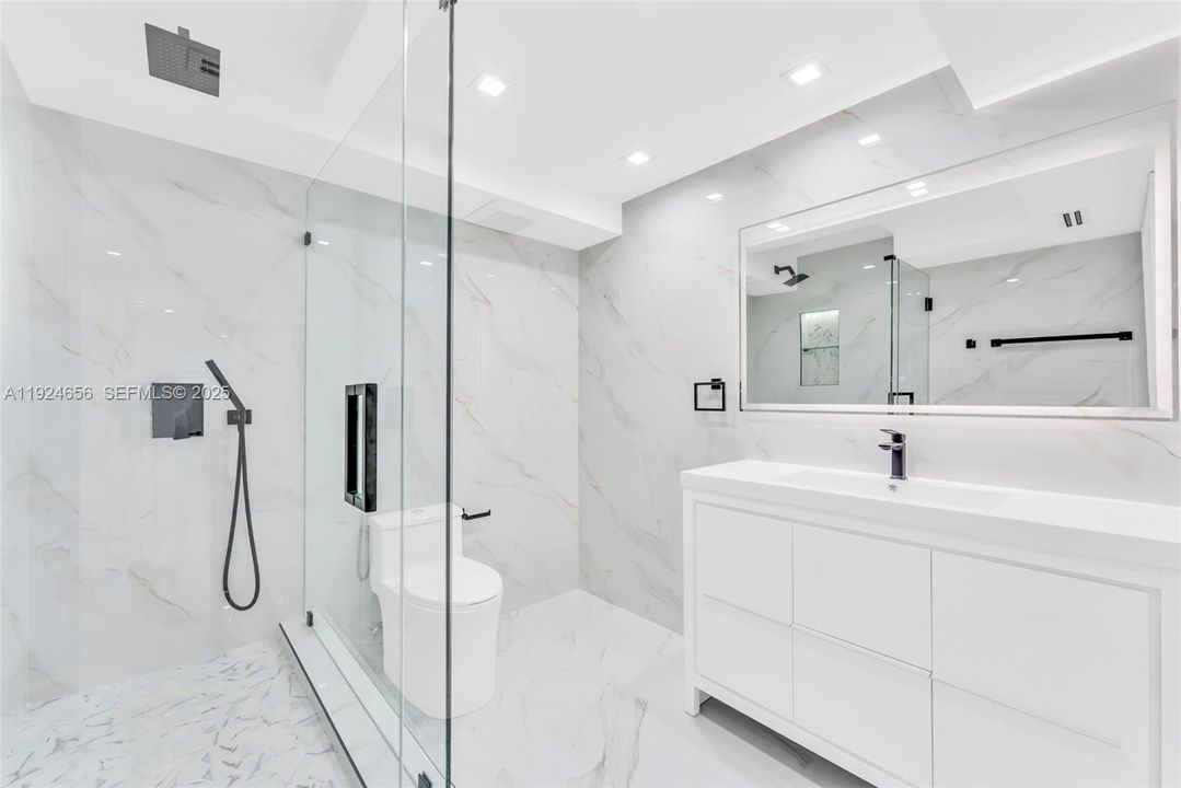 For Sale: $499,000 (2 beds, 2 baths, 943 Square Feet)