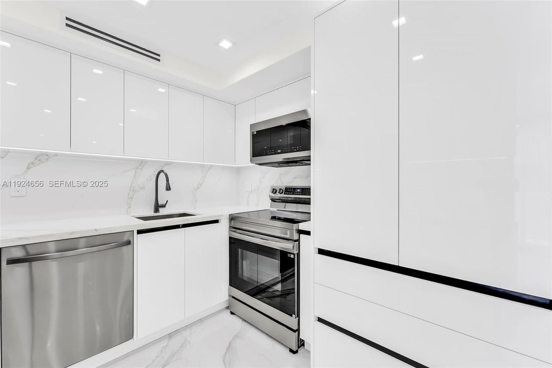 For Sale: $499,000 (2 beds, 2 baths, 943 Square Feet)