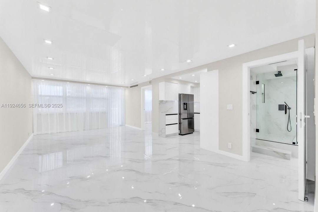 For Sale: $499,000 (2 beds, 2 baths, 943 Square Feet)