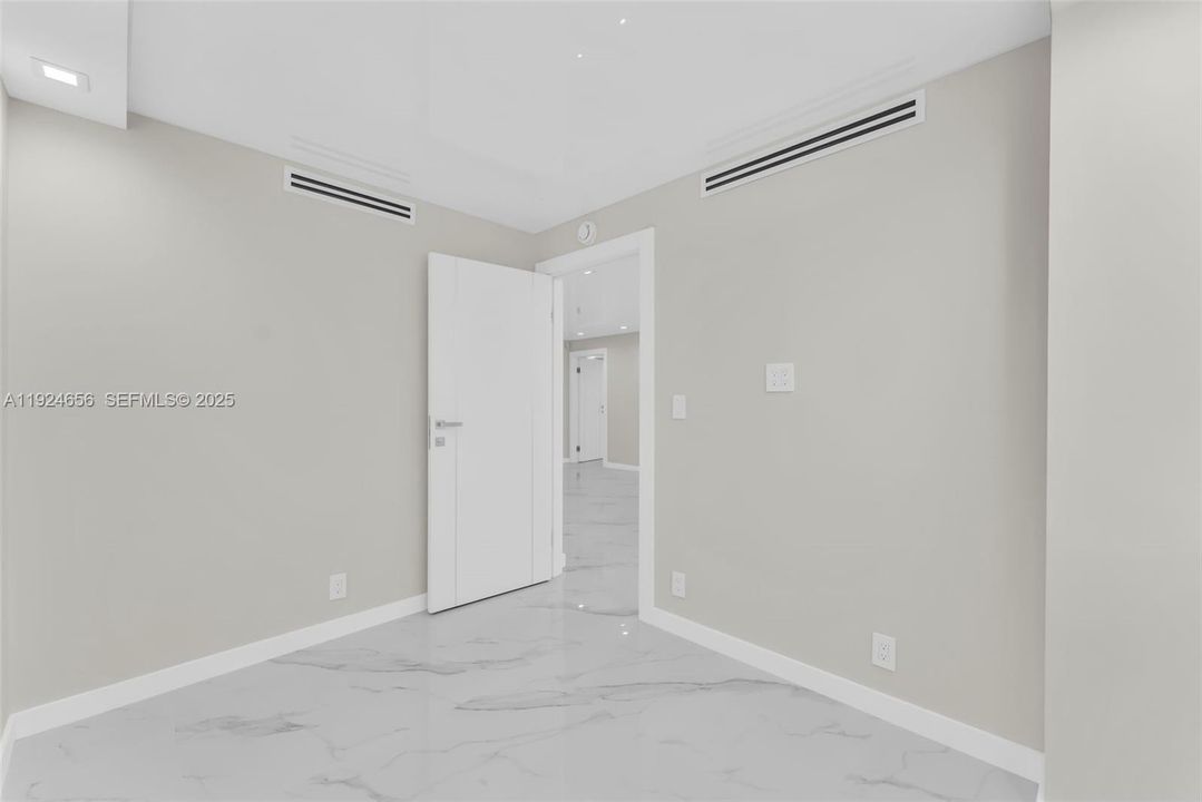 For Sale: $499,000 (2 beds, 2 baths, 943 Square Feet)