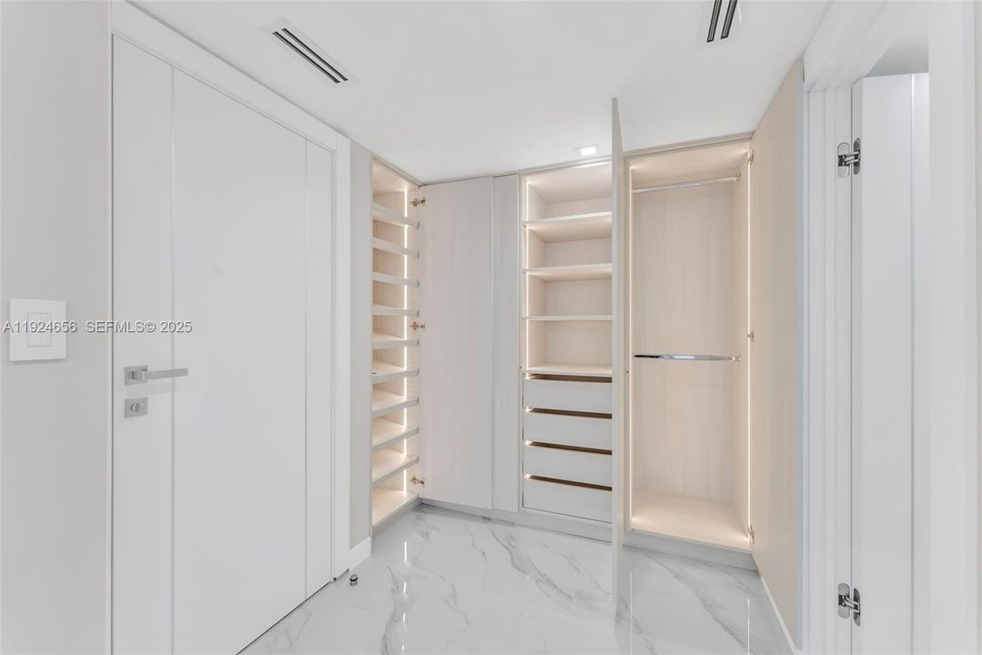 For Sale: $499,000 (2 beds, 2 baths, 943 Square Feet)