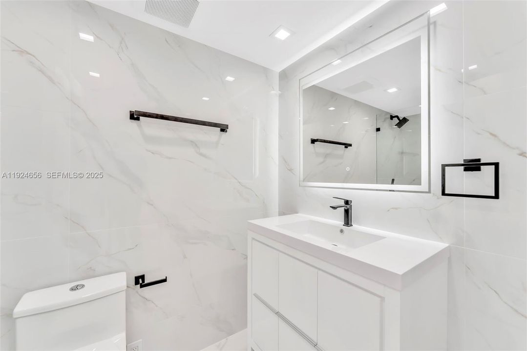 For Sale: $499,000 (2 beds, 2 baths, 943 Square Feet)