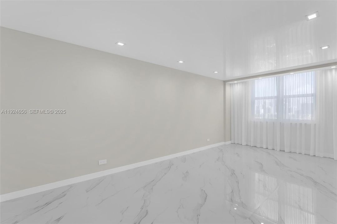 For Sale: $499,000 (2 beds, 2 baths, 943 Square Feet)