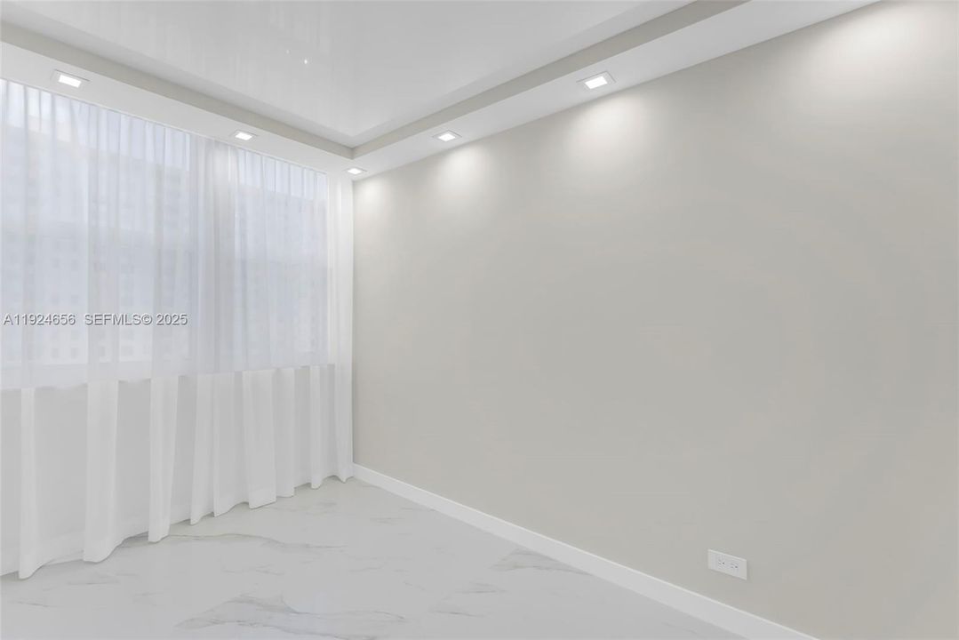 For Sale: $499,000 (2 beds, 2 baths, 943 Square Feet)