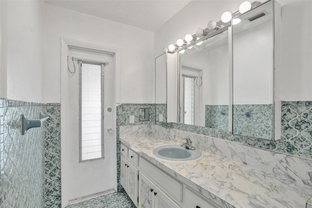 For Sale: $1,350,000 (3 beds, 3 baths, 2198 Square Feet)