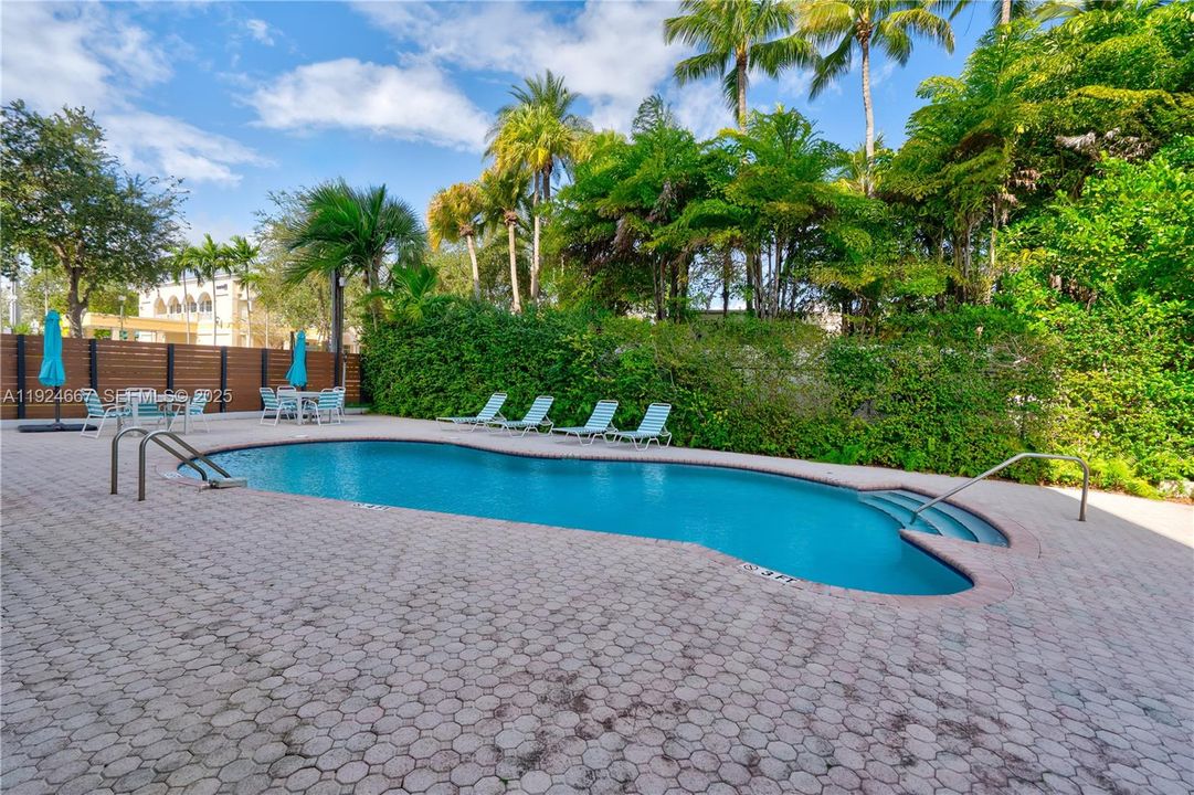 待售: $700,000 (2 贝兹, 2 浴室, 1090 平方英尺)