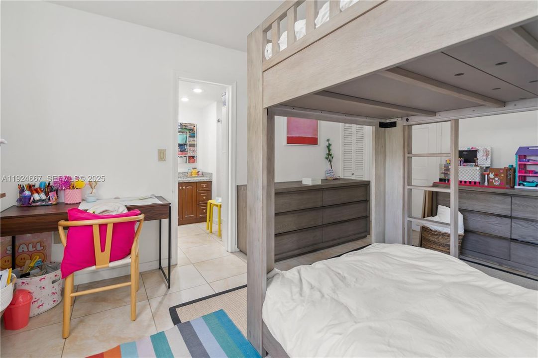 待售: $700,000 (2 贝兹, 2 浴室, 1090 平方英尺)