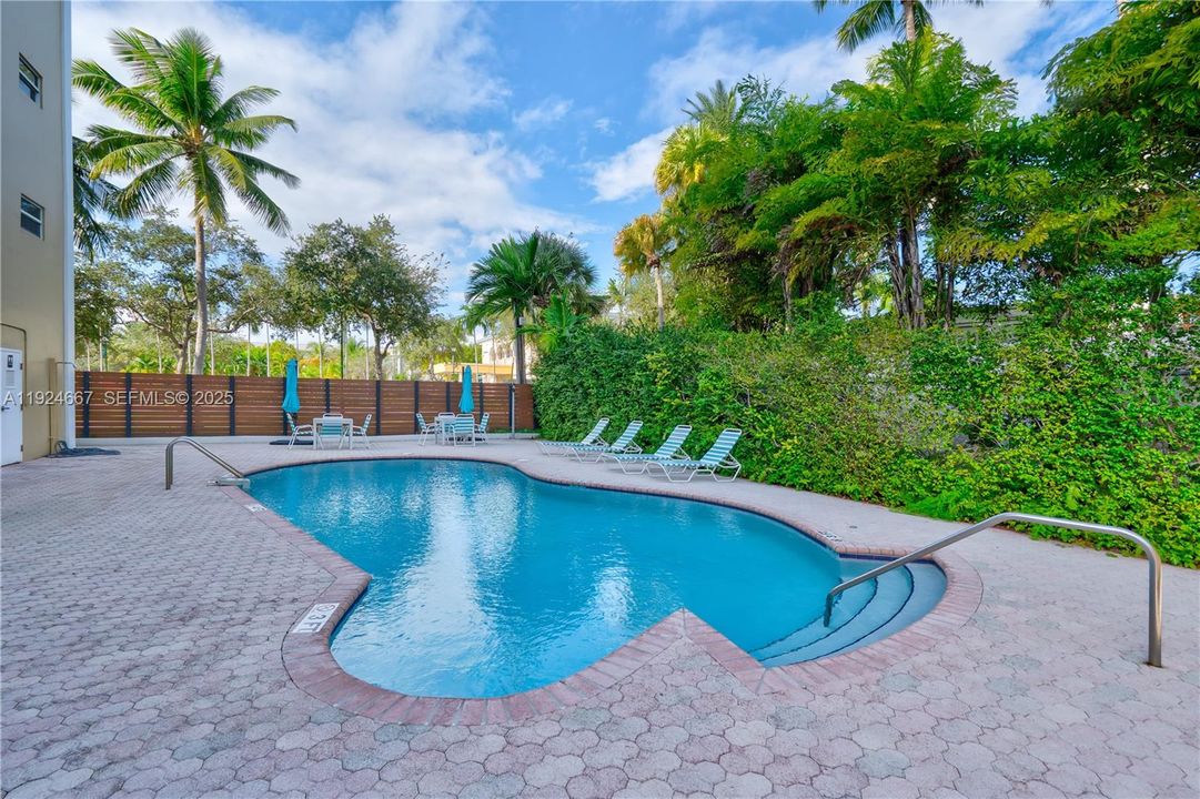 待售: $700,000 (2 贝兹, 2 浴室, 1090 平方英尺)