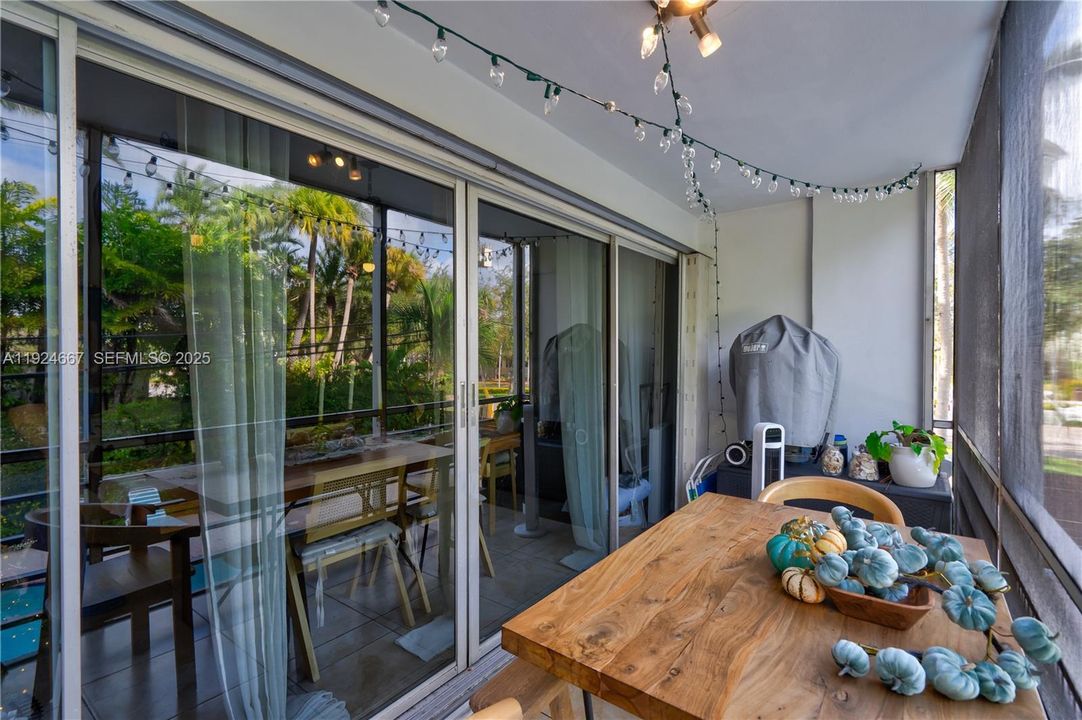 待售: $700,000 (2 贝兹, 2 浴室, 1090 平方英尺)