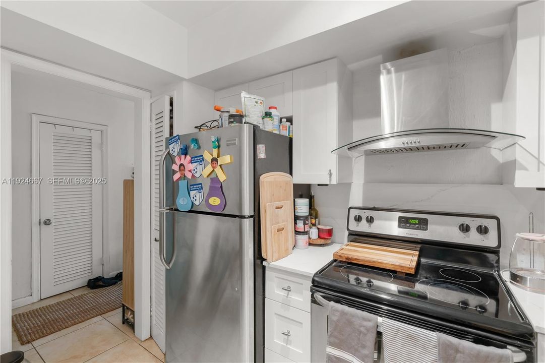 待售: $700,000 (2 贝兹, 2 浴室, 1090 平方英尺)