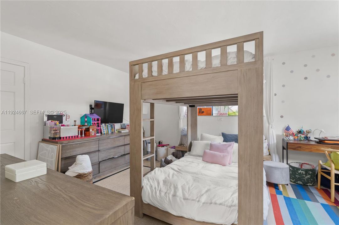 待售: $700,000 (2 贝兹, 2 浴室, 1090 平方英尺)