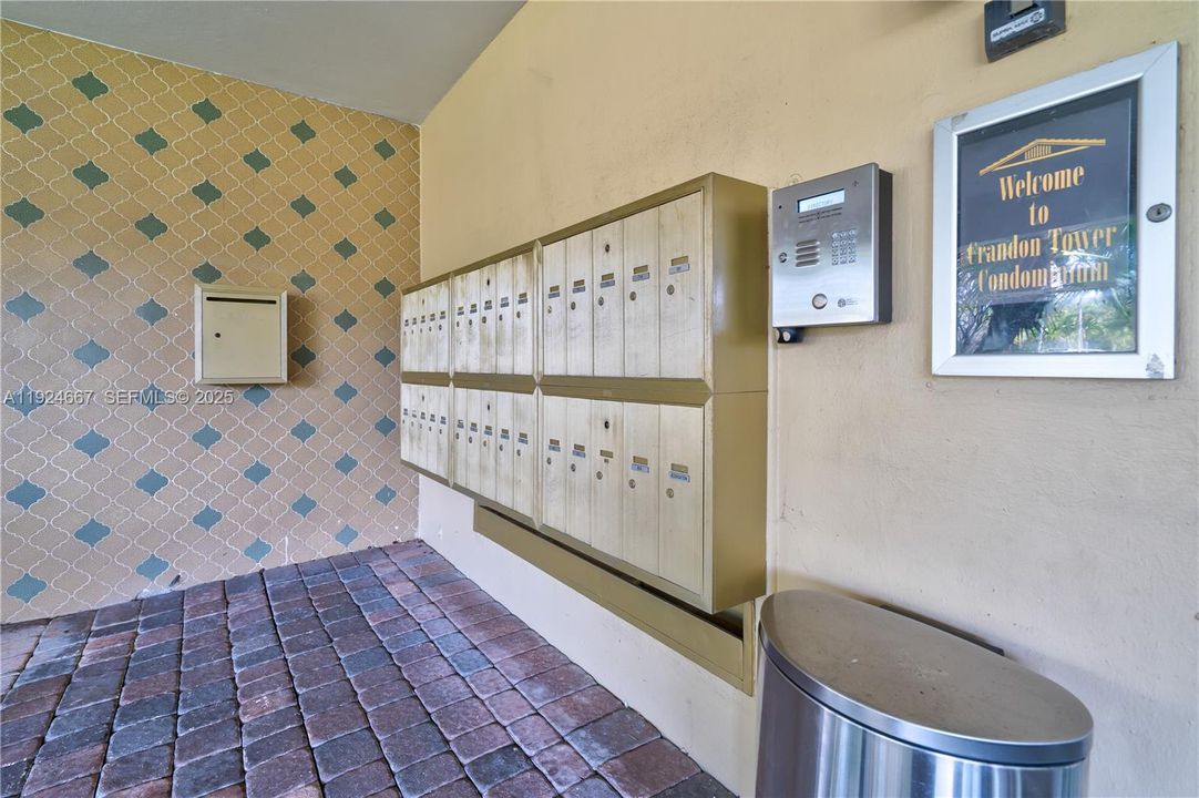 待售: $700,000 (2 贝兹, 2 浴室, 1090 平方英尺)