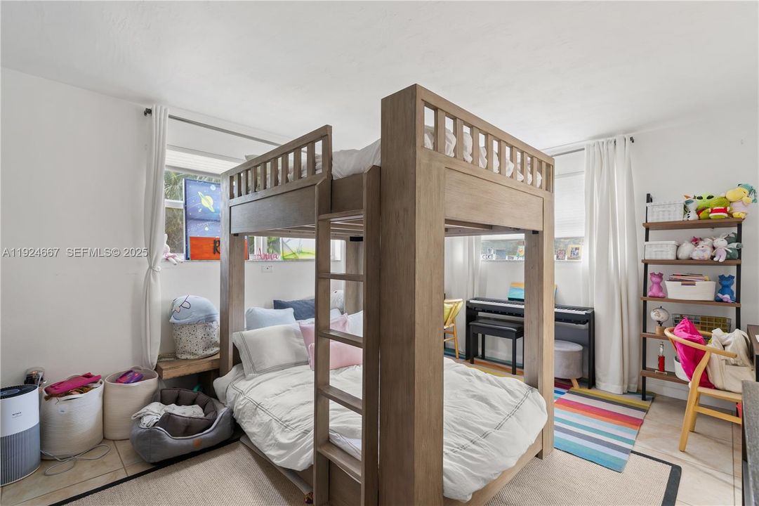 待售: $700,000 (2 贝兹, 2 浴室, 1090 平方英尺)