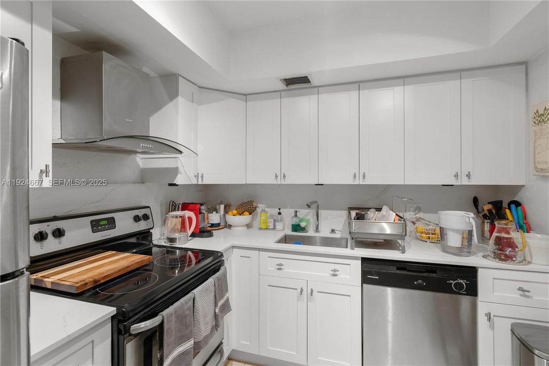 待售: $700,000 (2 贝兹, 2 浴室, 1090 平方英尺)