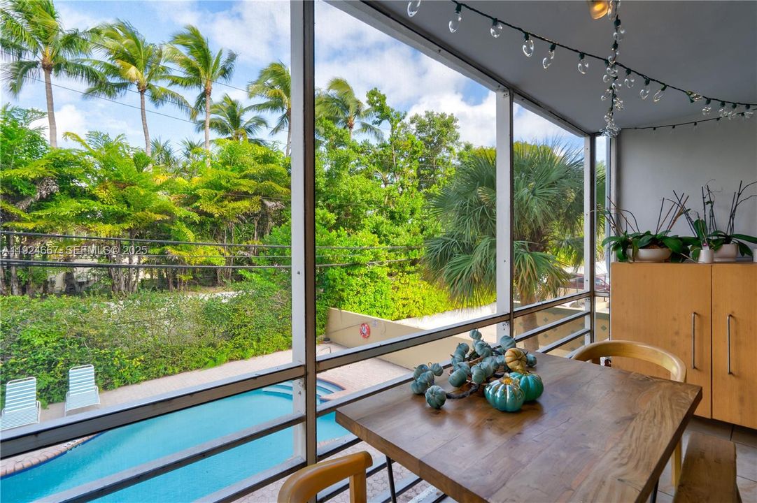 待售: $700,000 (2 贝兹, 2 浴室, 1090 平方英尺)