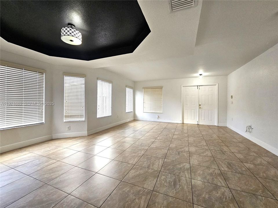 出租: $3,900 (4 贝兹, 3 浴室, 2402 平方英尺)