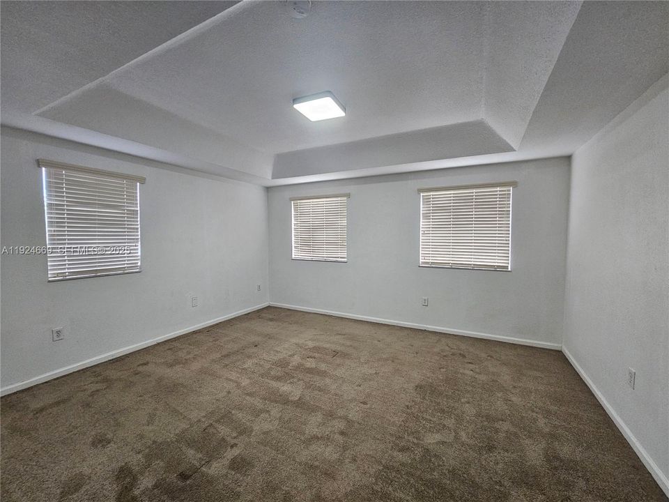 出租: $3,900 (4 贝兹, 3 浴室, 2402 平方英尺)