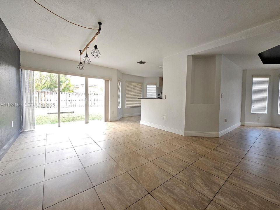 出租: $3,900 (4 贝兹, 3 浴室, 2402 平方英尺)