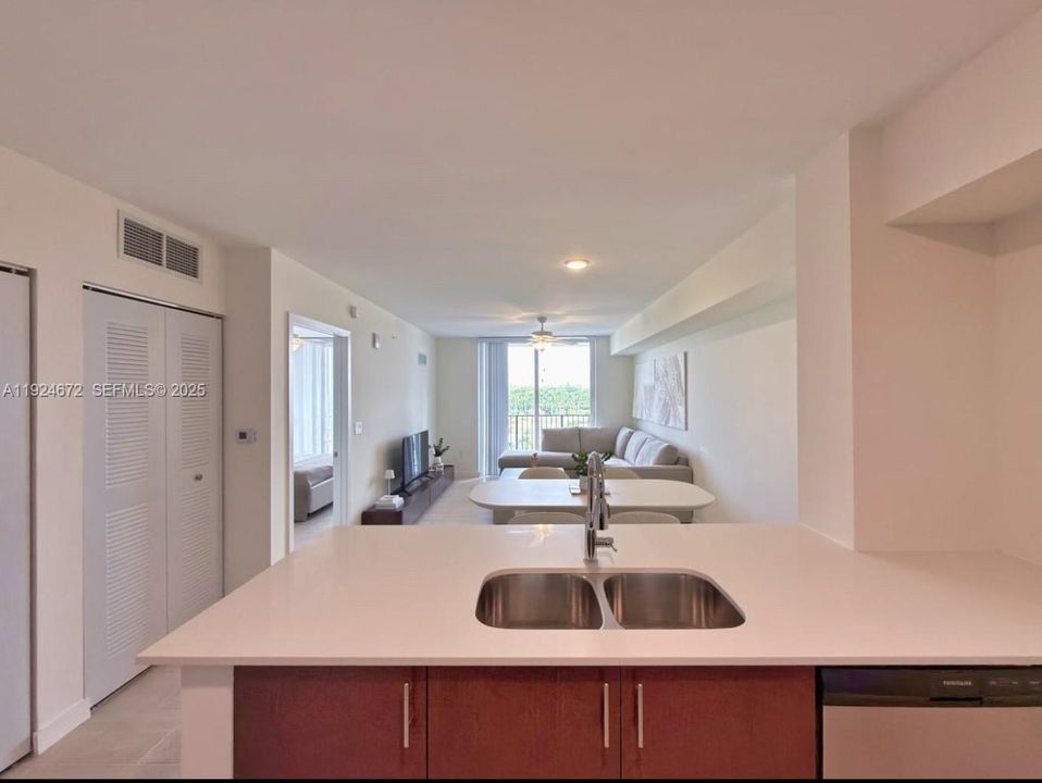 For Rent: $2,650 (2 beds, 2 baths, 5164 Square Feet)